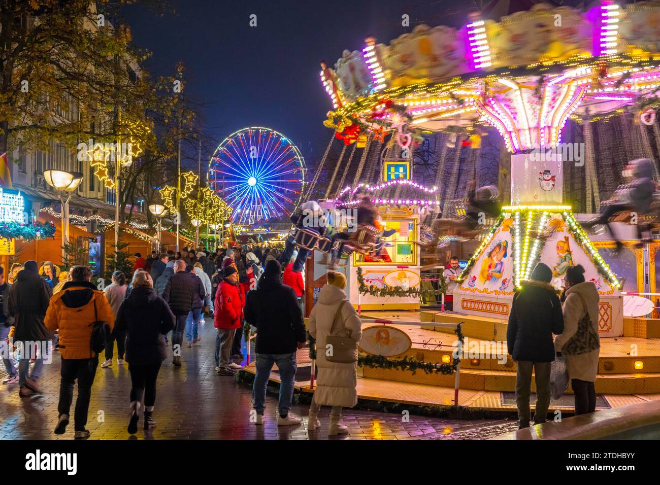 Mercatino di Natale su Königsstraße nel centro della città di Duisburg, prima della stagione natalizia, luci natalizie, ruota panoramica, bancarelle dei mercatini di Natale, folle Foto Stock