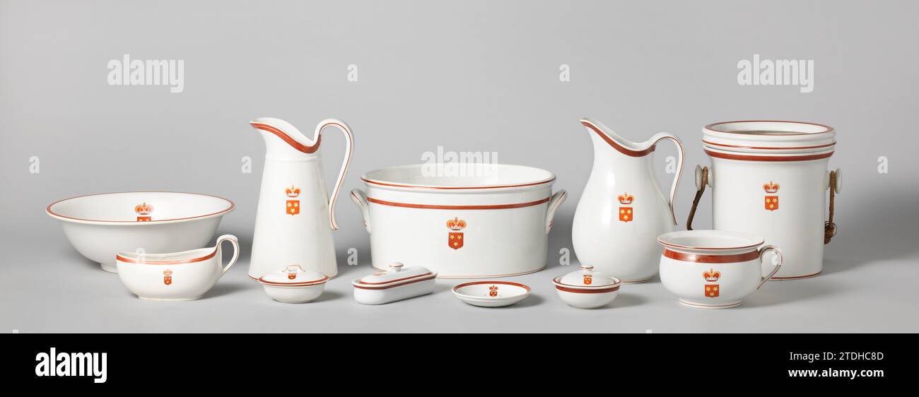 Cornici di terracotta, costituite da undici parti decorate con piping rosso e stemma del Duca di Arenberg con corona in rosso e giallo, Villeroy & Boch Ceramic Werke K.G., dopo 1874 tornitura di terracotta, costituite da un contenitore ovale con spighe (A), un lavabo rotondo (b), un bourdalou (c), una scatola ovale di sapone (d), un secchio con inserto e manico in vimini (e), una caraffa con corpo sferico (f), una caraffa con un sier sopra di essa che ringiovanisce il corpo cilindrico (g), una suola con orecchie (h), un pettine allungato con coperchio (i), un vassoio di sapone rotondo con coperchio e colino (J) e un cestino di carta sciolto Foto Stock
