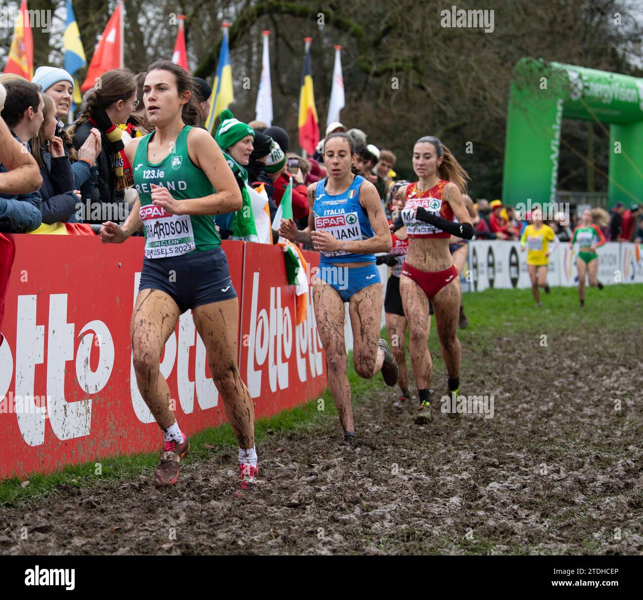 Maebh Richardson, irlandese, gareggia nella gara femminile U20 ai campionati europei di cross country SPAR, Laeken Park a Bruxelles, Belgio il 10 Foto Stock