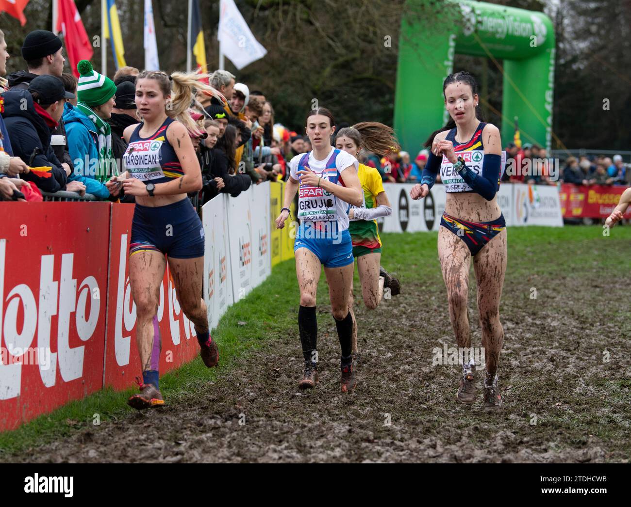 Natalija Grujić della Serbia partecipa alla gara femminile U20 ai campionati europei di cross country SPAR, Laeken Park di Bruxelles, Belgio, il 10 Foto Stock