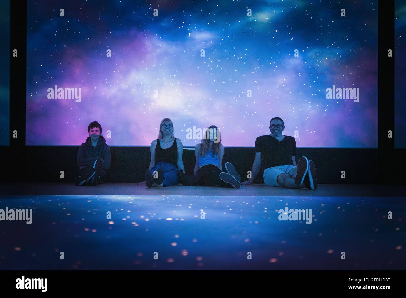 Una famiglia trascorre una giornata all'aperto alla mostra interattiva Van Gogh Alive nel Corn Exchange di Brighton Foto Stock