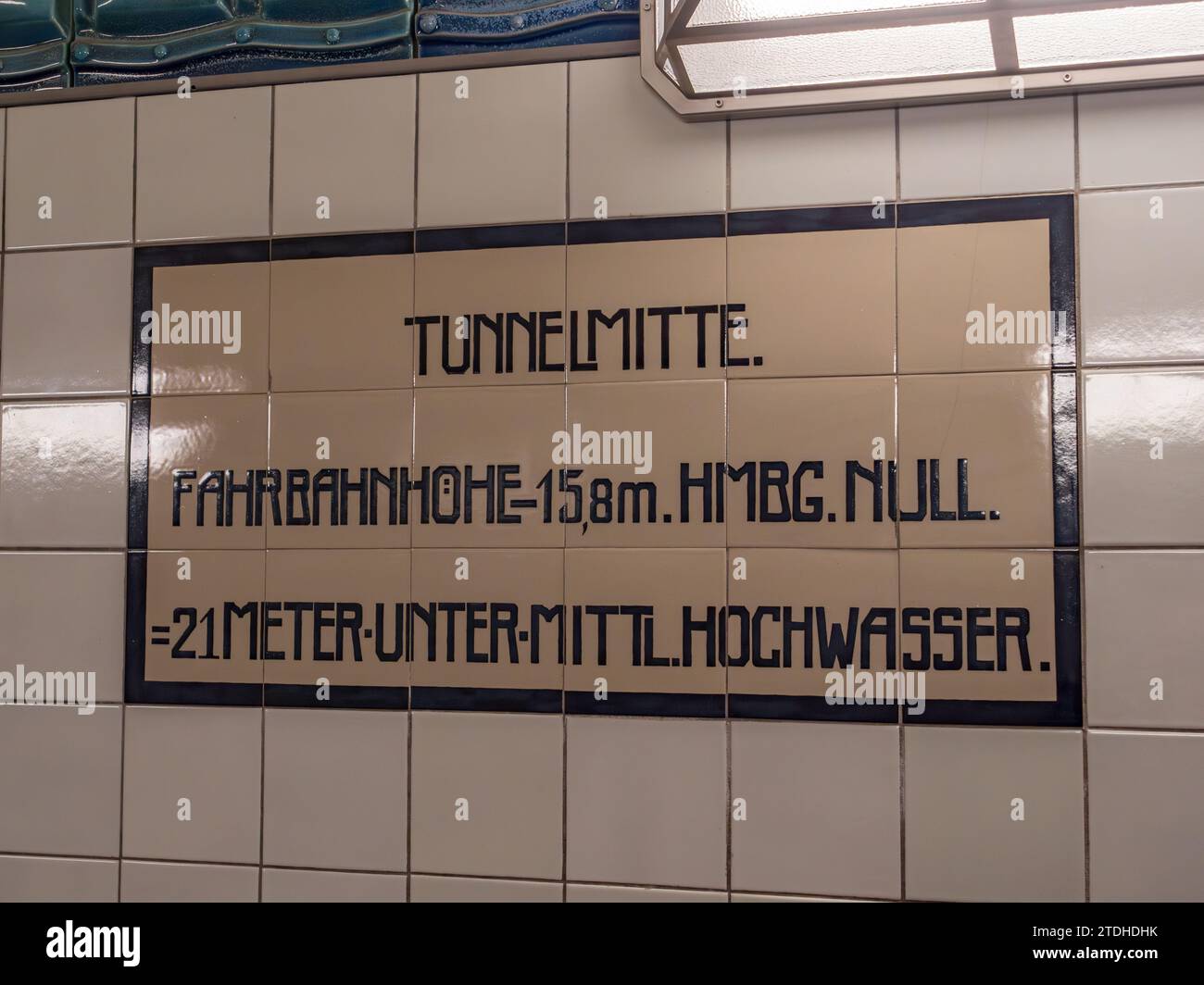 Targa che segna il punto intermedio (tunnelmitte) ad una profondità di 21 m sotto il fiume all'interno del tunnel dell'Elba, Amburgo, Germania. Foto Stock