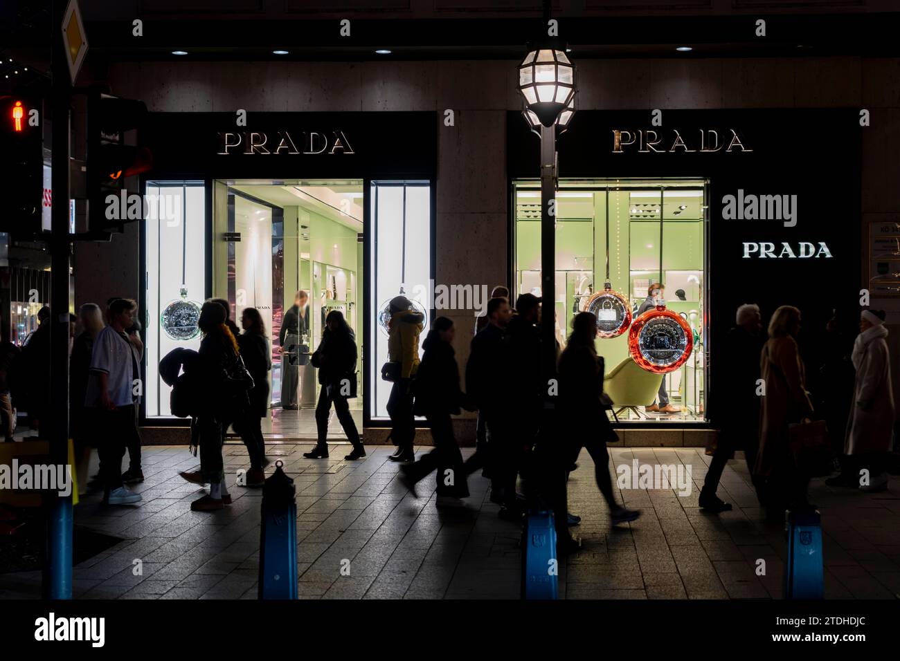 Shopping natalizio a Königsallee, luci natalizie, negozi di lusso, Prada, nel centro di Düsseldorf, NRW, Germania Foto Stock