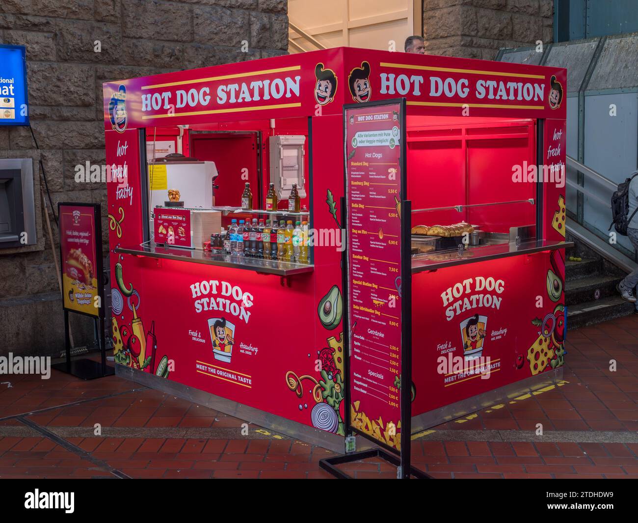 Una stazione Hot Dog luminosa ad Amburgo, Germania. Foto Stock