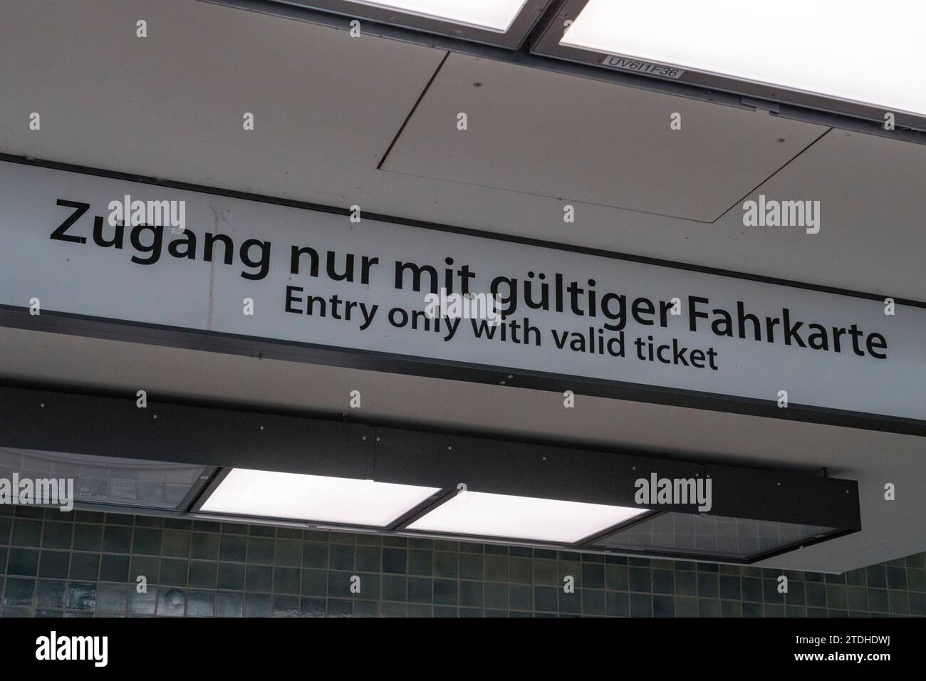 Cartello con scritto "ingresso solo con biglietto valido" all'ingresso della stazione centrale di Amburgo, Germania. Foto Stock