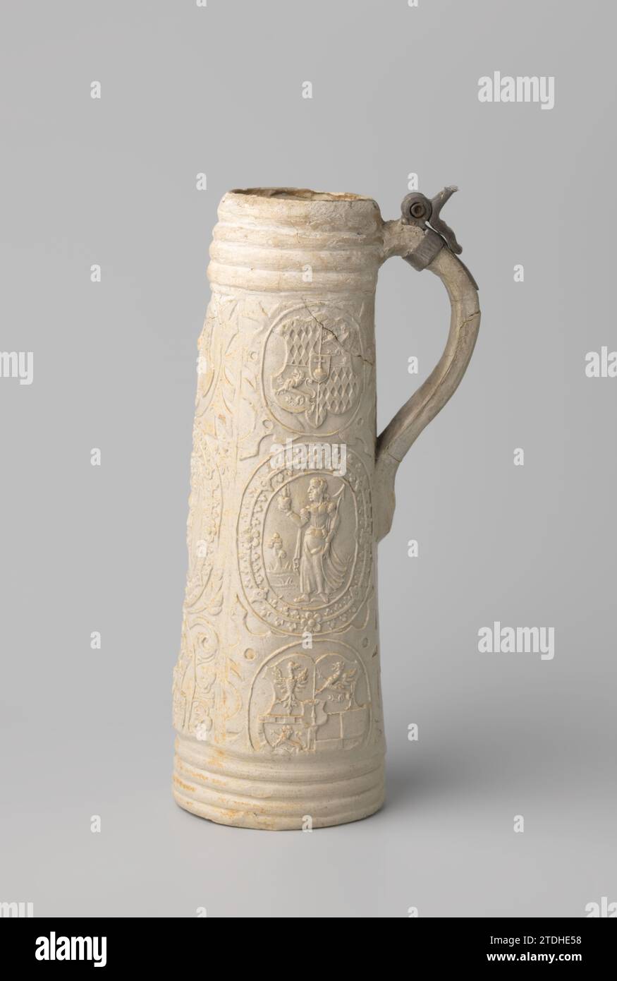 Tankard (schnelle) con stemmi e mercurio, Giove e Venere, anonimo, c. 1590 - c. 1610 brocca (schnelle) di gres con corpo cilindrico, leggermente conico e orecchio a c. Profili sopra il piede e sotto il bordo. Sul corpo in rilievo tre file di tre medaglioni stampati e imposti. La riga centrale con le personificazioni di mercurio, con l'iscrizione 'Mercvrivs', Giove, con 'IVPeter' e Venere. In cima alla fila da sinistra a destra: L'arma di Colonia, l'arma nazionale e lo stemma del falco. La riga in basso da sinistra a destra: Arma non identificata con Foto Stock