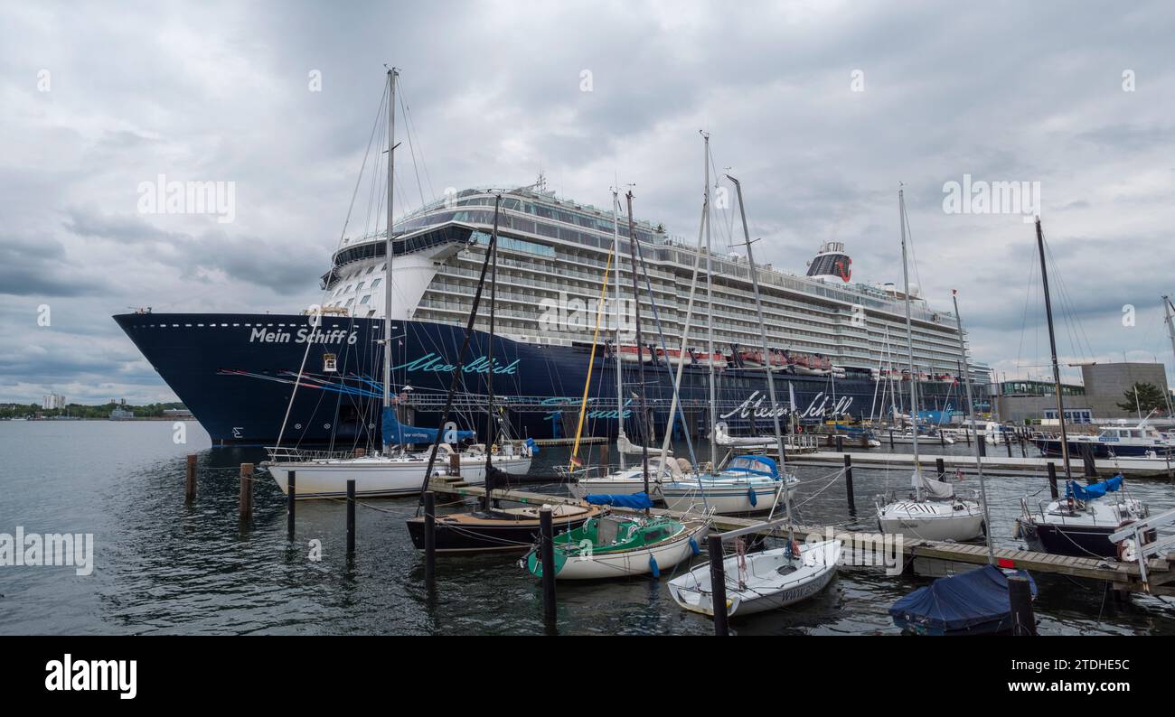 Panorama del Mein Schiff 6 (TUI Cruises) ormeggiato nel terminal delle navi da crociera Ostseekai, Kiel, Germania. Foto Stock