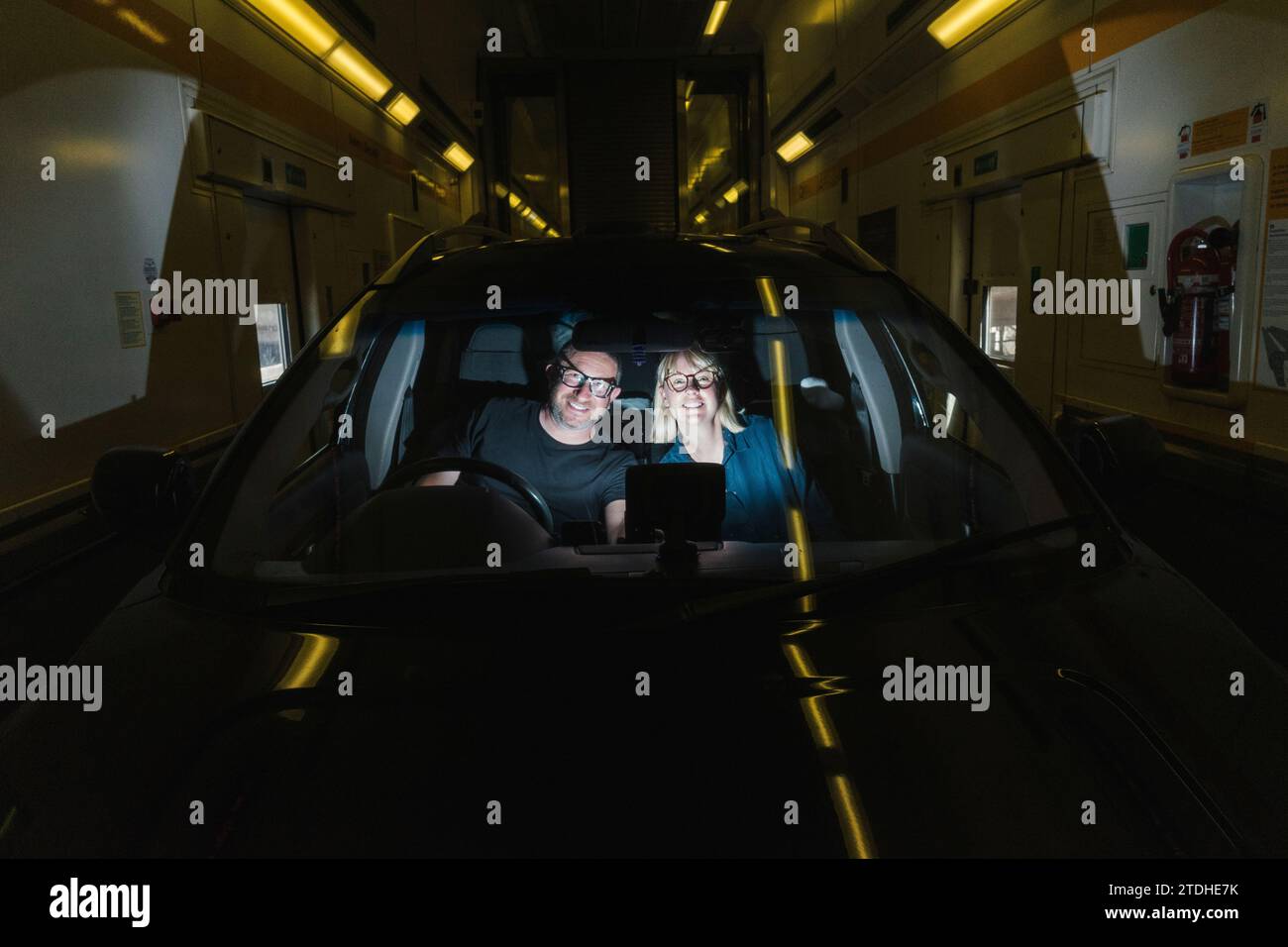 Una coppia si è seduta in macchina sull'Euro Tunnel viaggiando dalla Francia all'Inghilterra in vacanza. Foto Stock