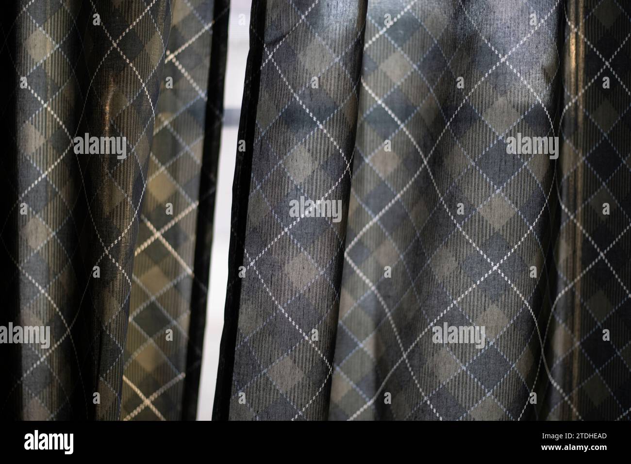 Tende sulla finestra. Tende in camera. Tessuto alla luce. Tessuto trasparente per interni. Foto Stock