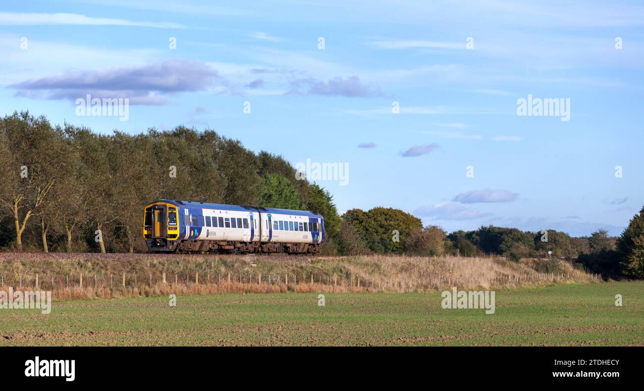 Treno Northern Rail classe 158 che passa attraverso lo Yorkshire, nella campagna del Regno Unito, sulla linea a circuito singolo di Harrogate Foto Stock