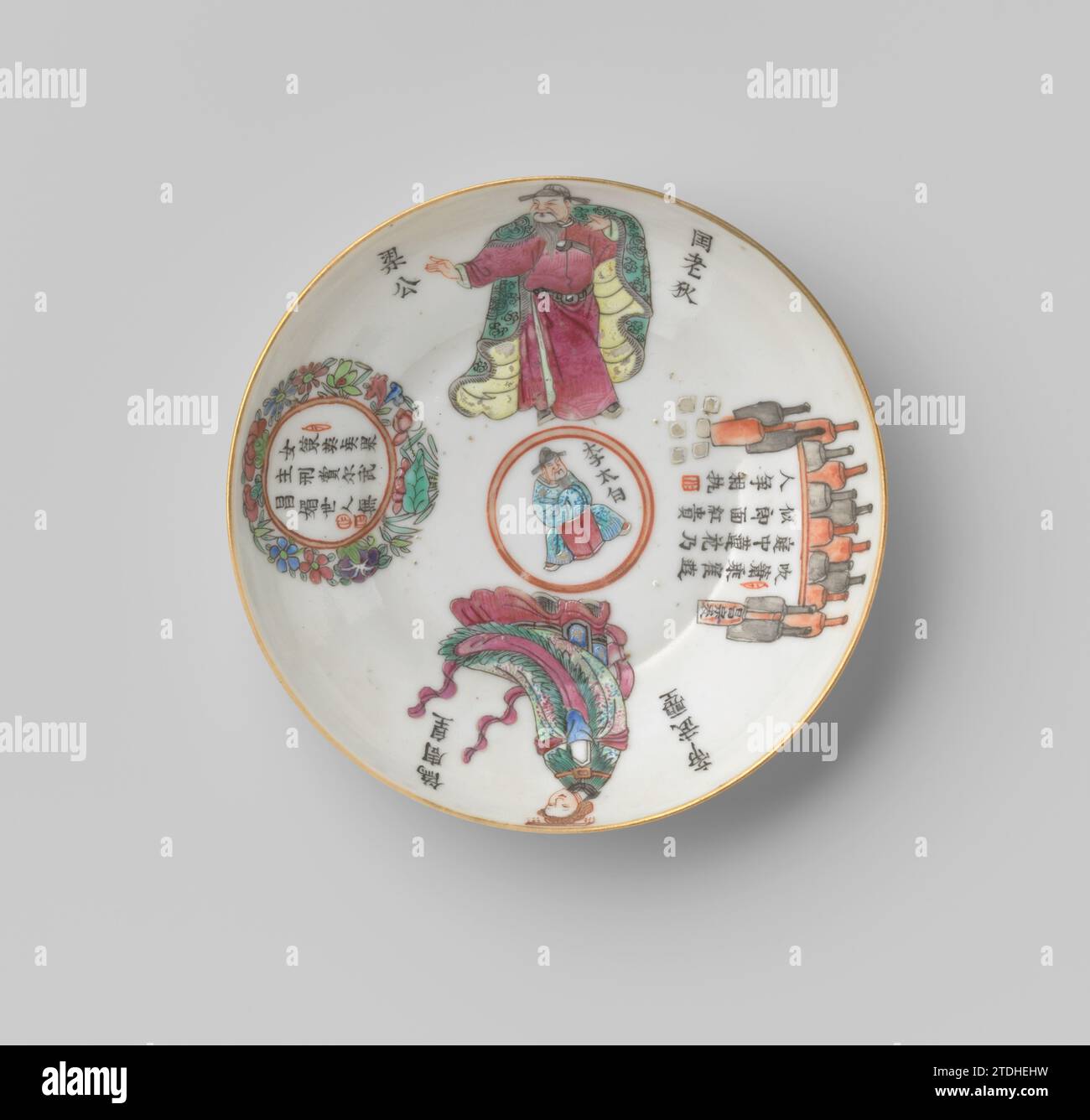 Piattino con figure, una bordata e iscrizioni, anonimo, c. 1800 - c. 1899 piatto di porcellana con parete a gradini, dipinto sullo smalto in blu, rosso, rosa, verde, giallo, nero e oro. Sul piatto del piatto un medaglione con un uomo seduto appoggiato su uno sgabello, accanto a lui tre caratteri cinesi; al medaglione una donna in piedi e, d'altra parte, un uomo con caratteri su entrambi i lati; tra un cartiglio con un'iscrizione. Il piatto contrassegnato con il sigillo di Keizer Xianfeng (?). Famle Rose. Porcellana cinese. glassa. Piastra in porcellana con rivestimento in oro (metallo)/doratura/vetrificazione con gradino Foto Stock