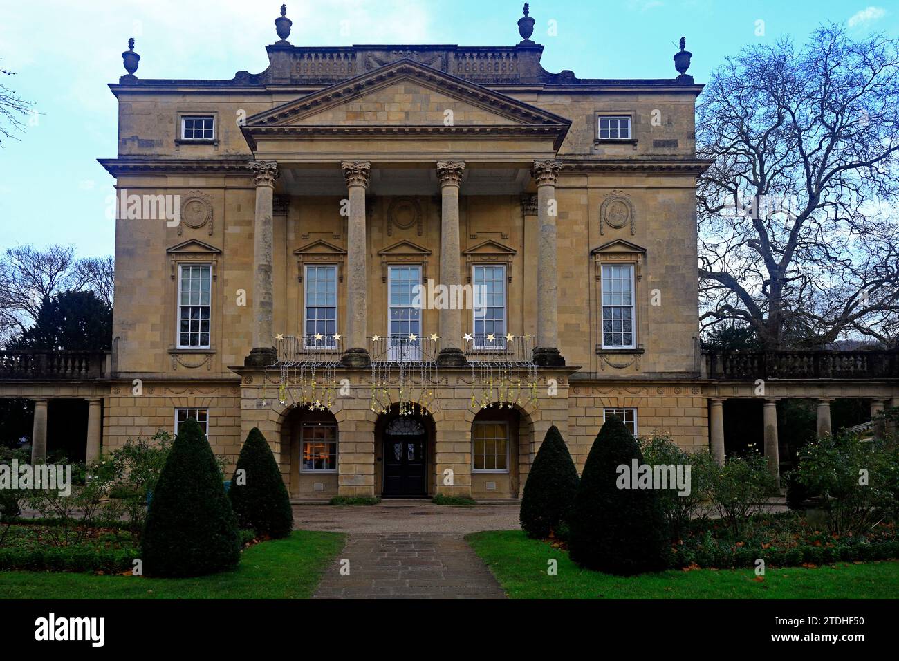 Museo d'arte Holburne, Bath. Presa a dicembre 2023. Stelle di Natale Foto Stock