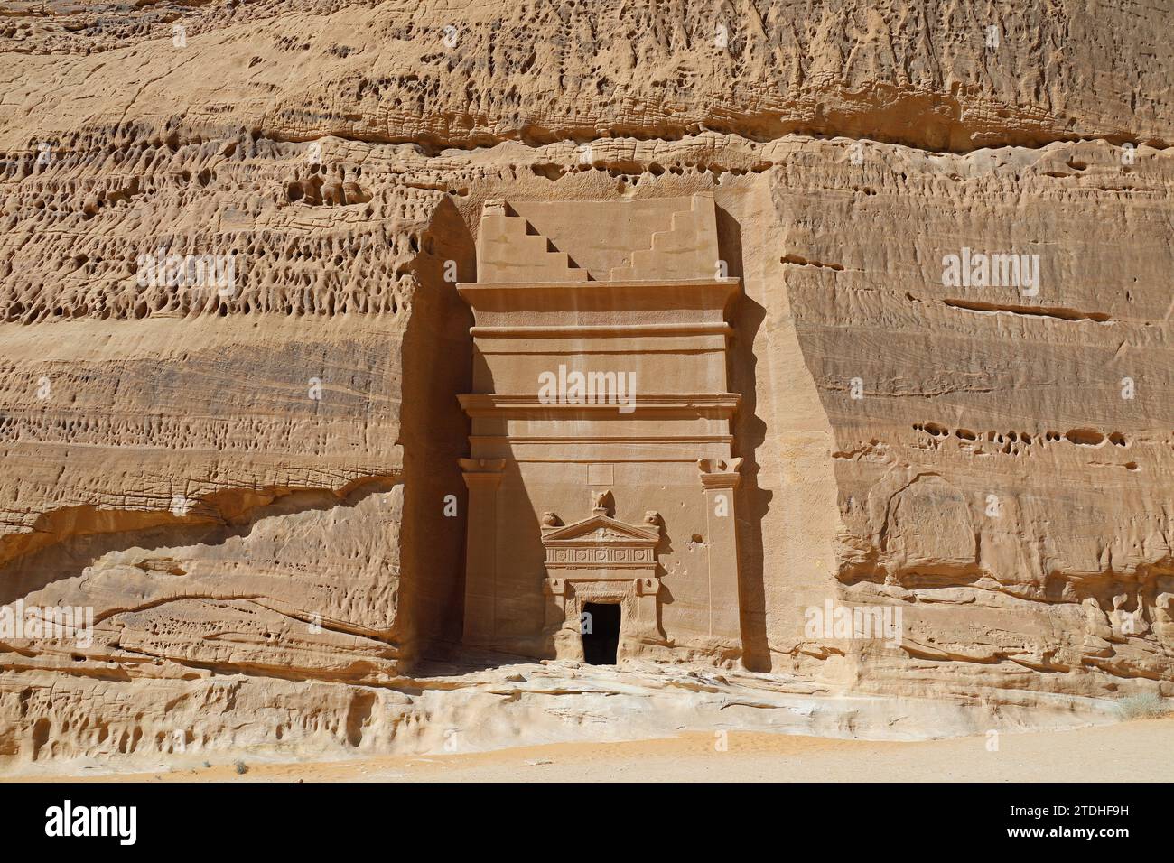La roccia ha tagliato la tomba Nabatea a Hegra in Arabia Saudita Foto Stock