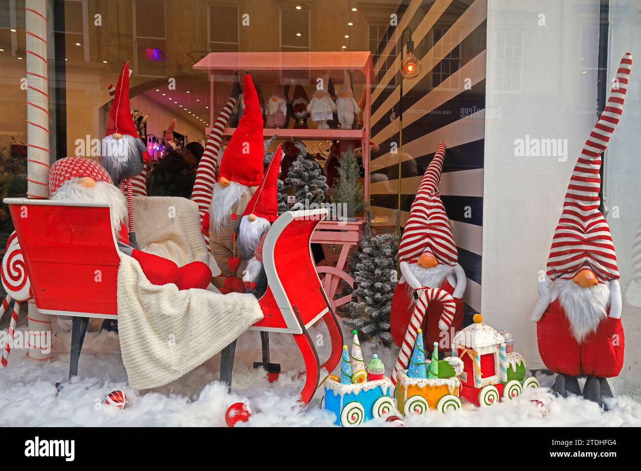 Divertente vetrina natalizia con nani e slitta. Dicembre 2023. Foto Stock