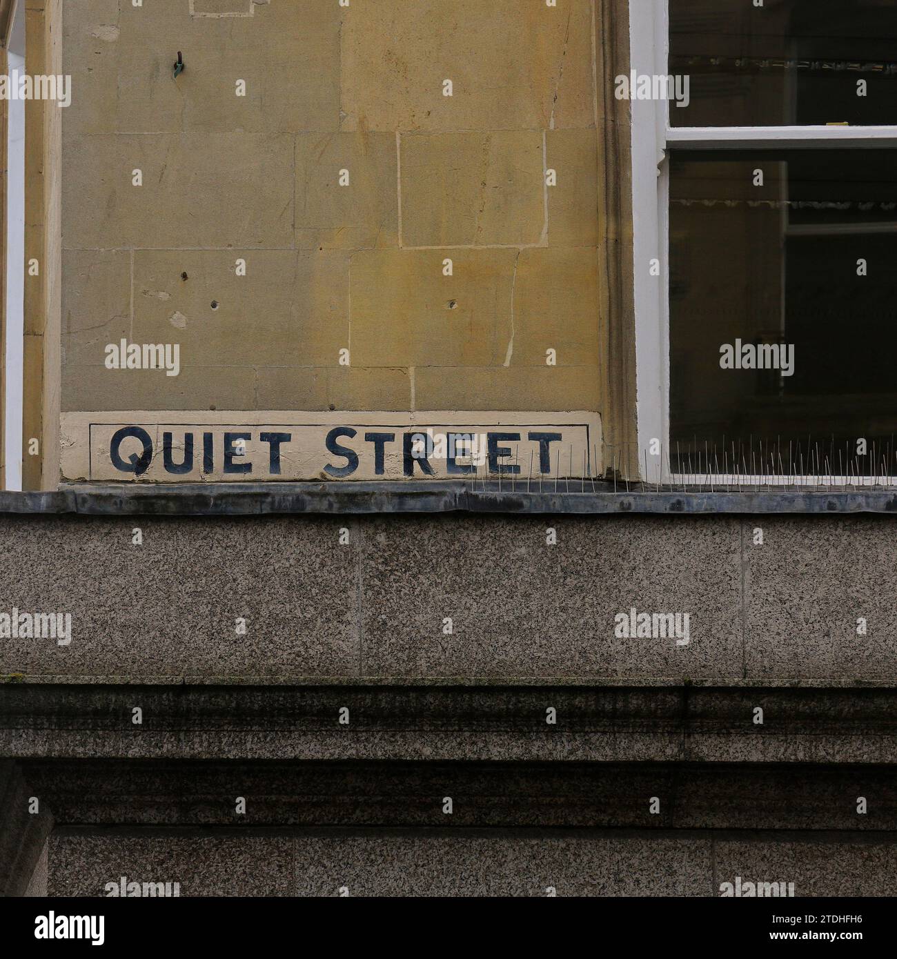 Cartello di Quiet Street sul lato di un edificio all'angolo di una strada, Bath. Inverno, dicembre 2023 Foto Stock
