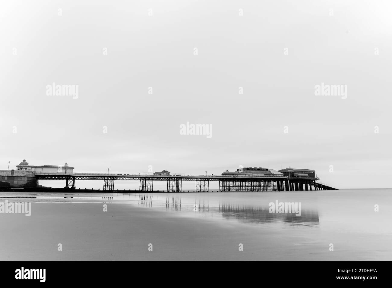 Vista del molo di Cromer, Cromer e del teatro del molo di Cromer, Norfolk, Regno Unito Foto Stock