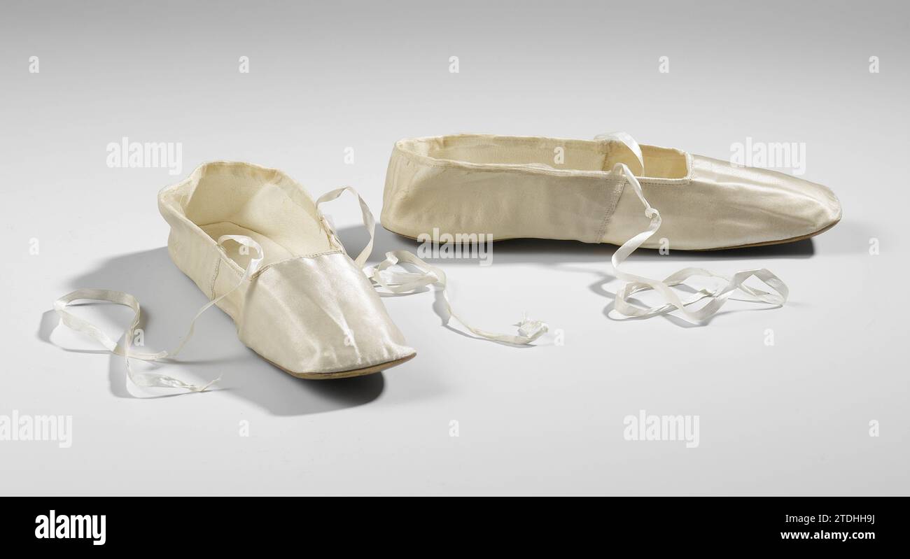 Paio di scarpe con lacci a nastro, Hendrik Willem Berenbak, c. 1814 - c. 1825 scarpe in seta color crema, con naso quadrato, cravatta di fiocco di seta e senza tacco, appartenenti all'Empire Hofjapon (BK-NM-12310). L'Aia Blad: seta. striklint: seta. zool: pelle. adres: carta. adres: Stampa a inchiostro The Hague Shoe in seta color crema, con naso quadrato, cravatta di fiocco di seta e senza tacco, appartenente all'Empire Hofjapon (BK-NM-12310). L'Aia Blad: seta. striklint: seta. zool: pelle. adres: carta. adres: Stampa a inchiostro stampa l'Aia Foto Stock