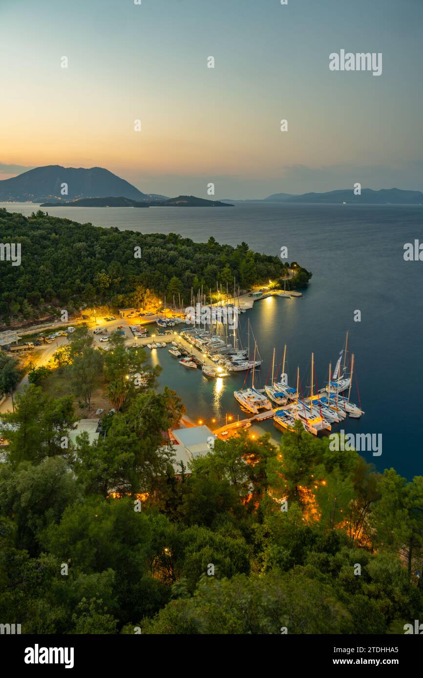 Guardando verso il basso Porto Spilia, Vathy di notte sull'isola di Meganisi nel Mar Ionio Foto Stock