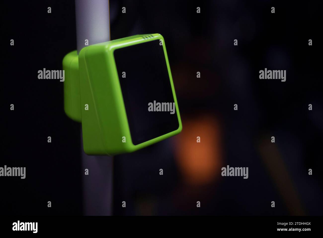 Mezzi di pagamento per il viaggio. Dispositivo elettronico nel bus. Lettore informazioni ticket. Validatore verde durante il trasporto. Foto Stock