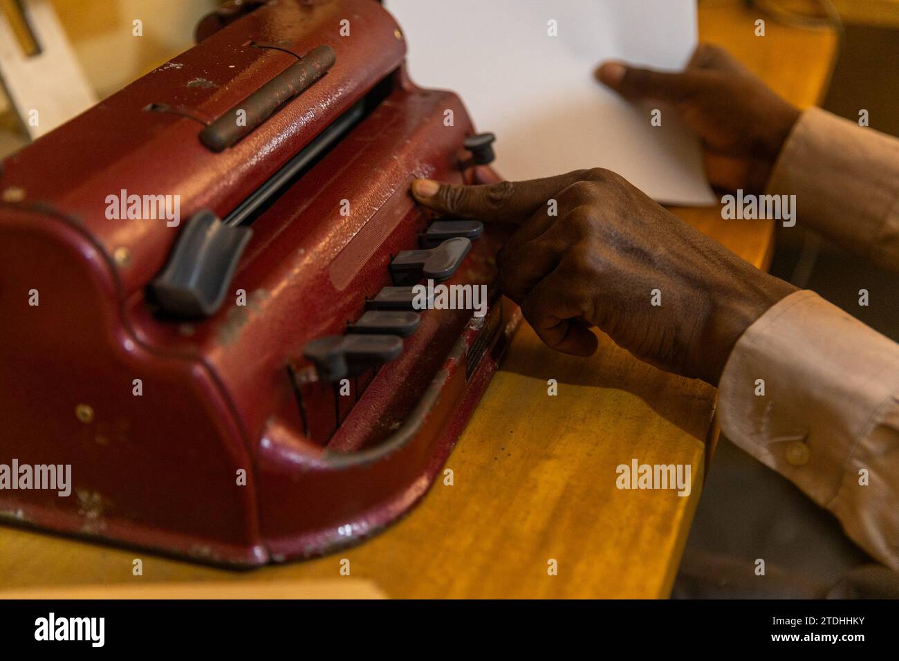 Macchina da scrivere in braille speciale per i non vedenti. Concetto di scrittura per i ciechi. Foto Stock