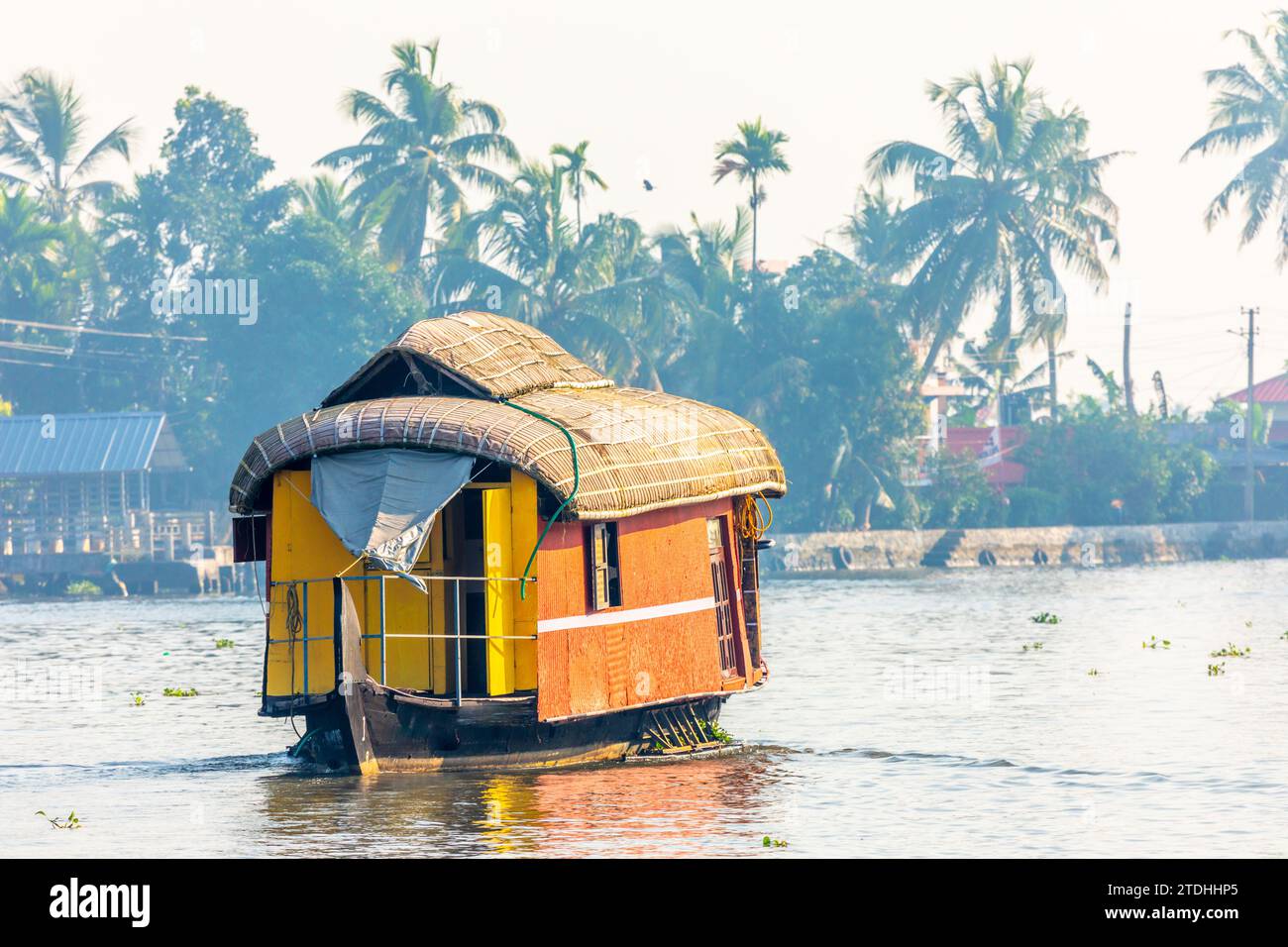 Barca tradizionale indiana galleggiante sul fiume Pamba, con palme sulla costa, Alappuzha, Kerala, India meridionale Foto Stock