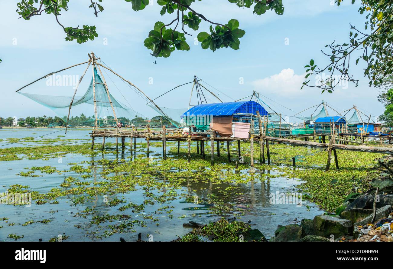 Reti da pesca cinesi a Fort Kochi Coatline, Kerala, India meridionale Foto Stock