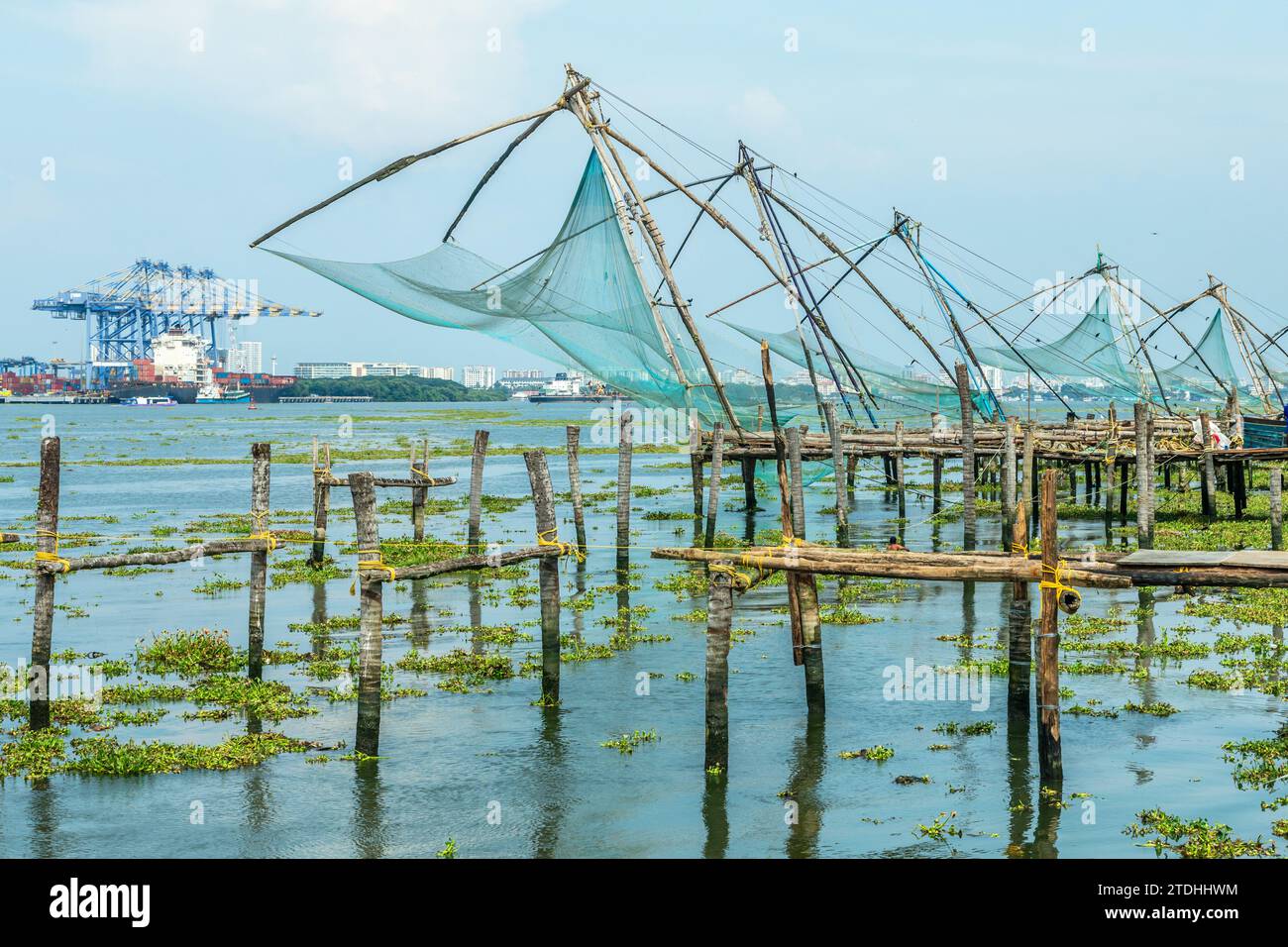 Reti da pesca cinesi a Fort Kochi Coatline, Kerala, India meridionale Foto Stock