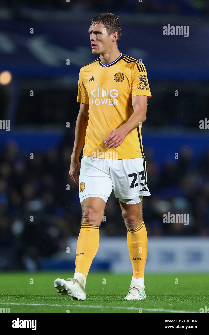 Jannik Vestergaard n. 23 di Leicester City durante il match del campionato Sky Bet Birmingham City vs Leicester City a St Andrews, Birmingham, Regno Unito, 18 dicembre 2023 (foto di Gareth Evans/News Images) in, il 12/18/2023. (Foto di Gareth Evans/News Images/Sipa USA) credito: SIPA USA/Alamy Live News Foto Stock