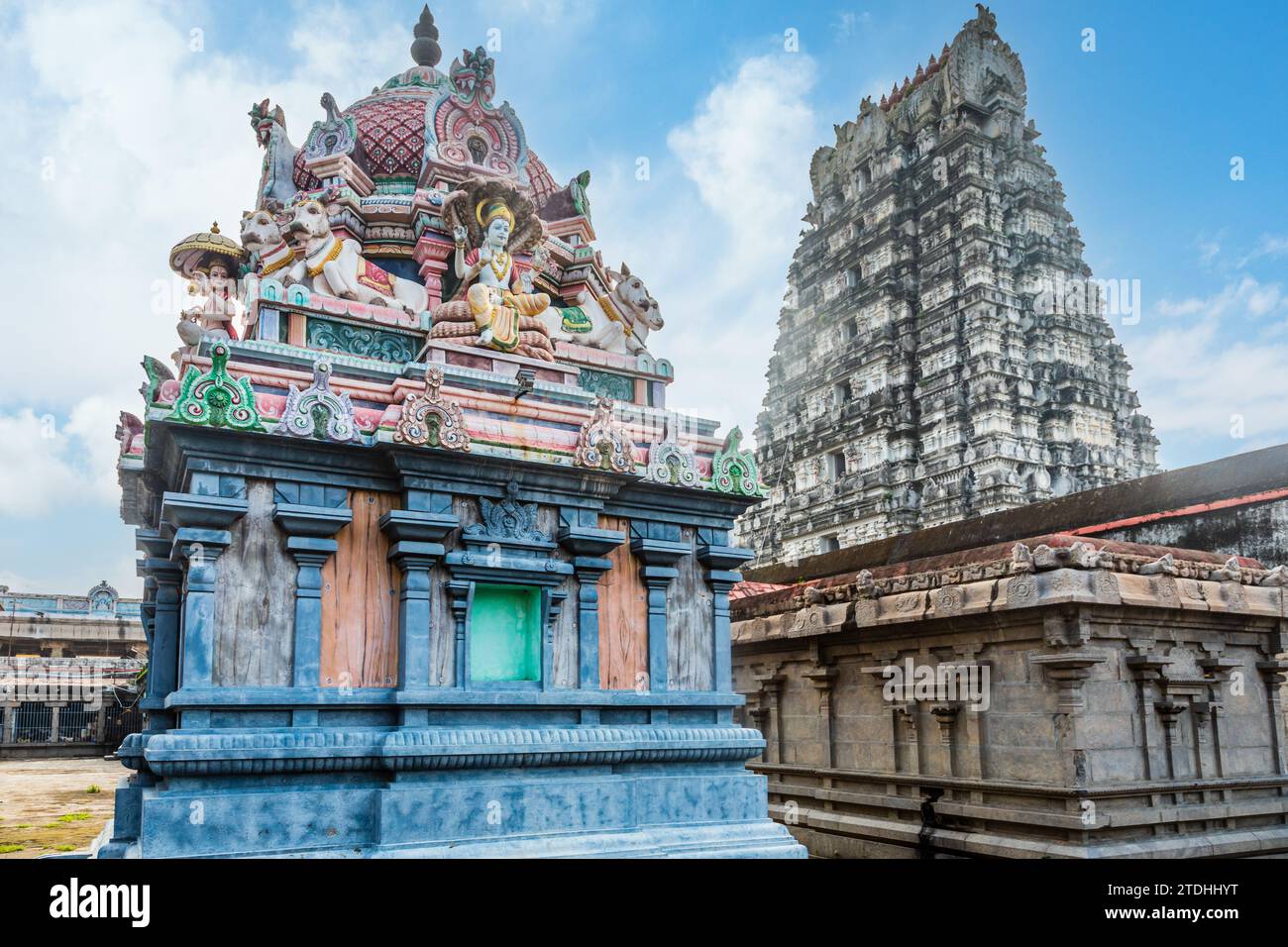 Tempio Vedagiriswarar colorato 0f divinità Shiva, Thirukazhukundram, regione di Tondaimandalam, Tamil Nadu, India meridionale Foto Stock