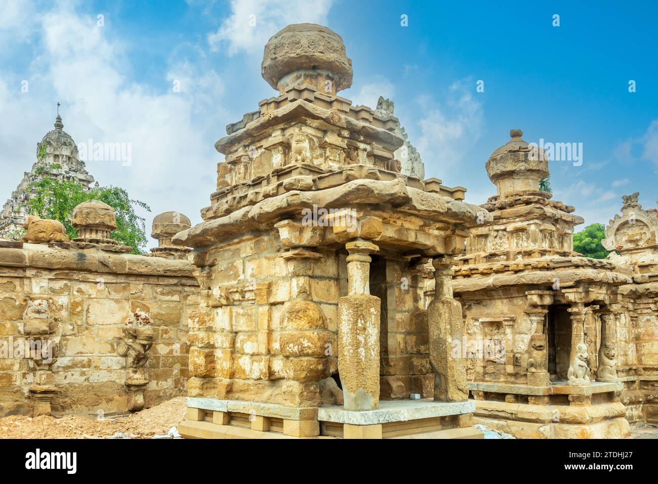 Antico ingresso del tempio di Kailasanathar decorato con statue di idol, Kanchipuram, regione di Tondaimandalam, Tamil Nadu, India meridionale Foto Stock