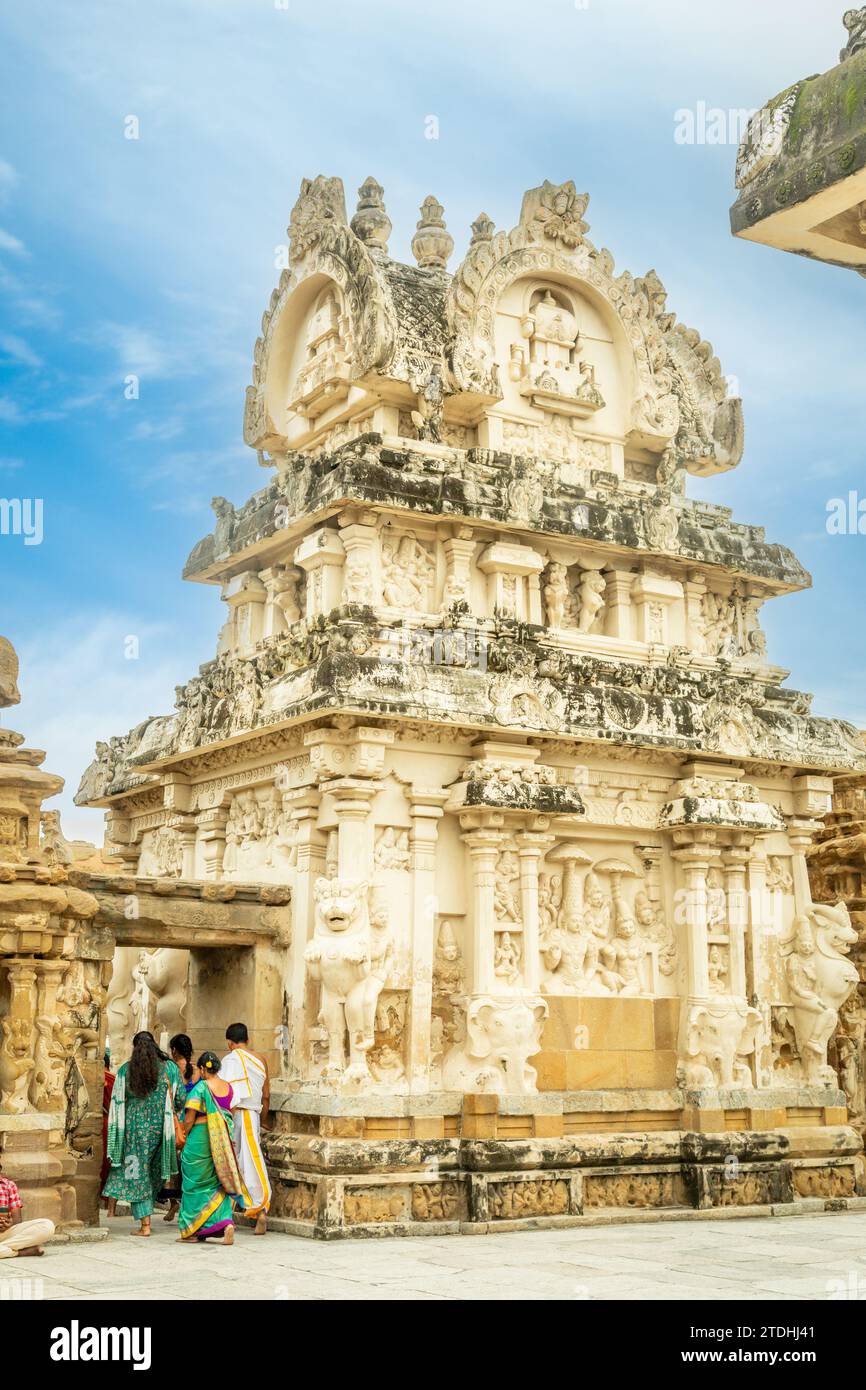 Antico ingresso del tempio di Kailasanathar decorato con statue di idol, Kanchipuram, regione di Tondaimandalam, Tamil Nadu, India meridionale Foto Stock