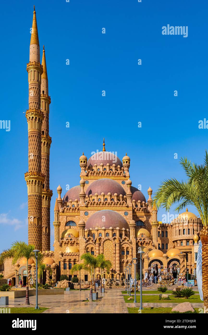 Moschea di al Sahaba nel vecchio mercato di Sharm El Sheikh, Egitto. Città egiziana turistica con un bellissimo tempio musulmano moderno. Moschea con minareti nel Foto Stock