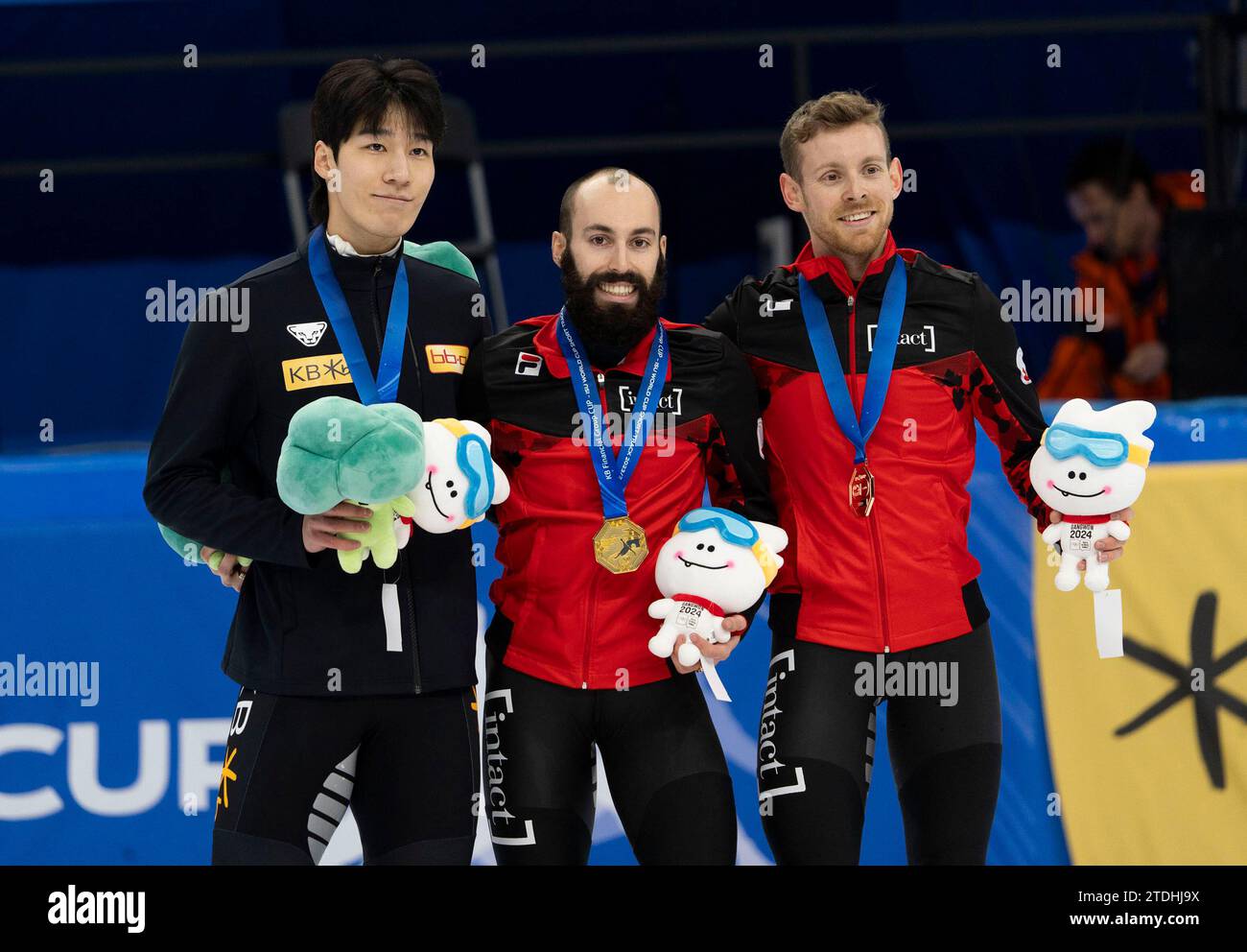 Seul, Sud: (Da L a R) Hwang Dae-heon della Corea del Sud. 16 dicembre 2023. Dion Pascal (4), del Canada, Dubois Steven (3), del Canada, reagisce dopo aver vinto la finale A dei 1000m maschili nel giorno 2 della ISU World Cup Short Track 2023-2024 al Mokdong Ice Rink di Seoul, Corea del Sud il 16 dicembre 2023. (Foto di Lee Young-ho/Sipa USA) credito: SIPA USA/Alamy Live News Foto Stock