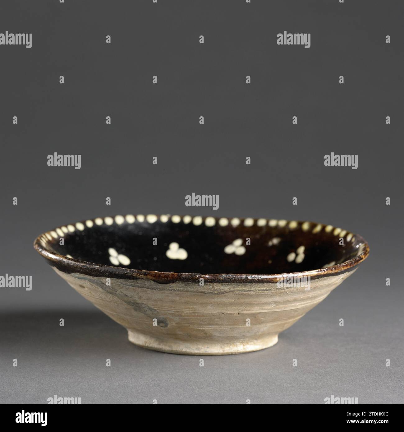 Ciotola con gruppi di tre puntini bianchi su un terreno marrone, anonimo, c. 900 - c. 1099 terracotta decorata in fango bianco con gruppi di tre puntini bianchi e uno pneumatico di puntini su un engobe di fango marrone manganese. Terracotta Samarkand. La terracotta per pittura a smalto è decorata con fanghi bianchi con gruppi di tre punti bianchi e uno pneumatico di punti su un engobe di fango marrone manganese. Terracotta Samarkand. smalto Foto Stock