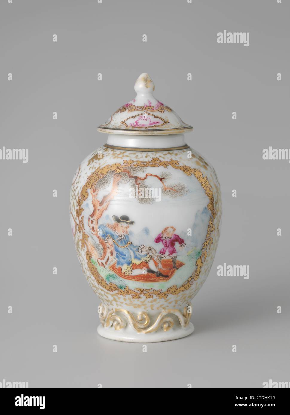 Teiera ovoide con figure europee in paesaggi, anonimo, c. 1740 - c. 1745 tè in porcellana a forma di uovo, su una base con ricci lavorati a vista, verniciato sullo smalto in blu, rosso, rosa, verde, giallo, melanzane, nero e oro. Sul muro due volte un cartiglio di viti a foglia con un europeo con un cesto sulla schiena in un paesaggio fluviale. L'altro cartiglio con un europeo seduto su un tappeto sotto un albero con un cane. Ha uno SCETTRO Ruyi in mano. Un servo accanto a lui. Tra le file di fiori di cartiglio con due medaglioni e un quattro passi con piante in Encre de Chine of Pink. Prestazioni europee Foto Stock