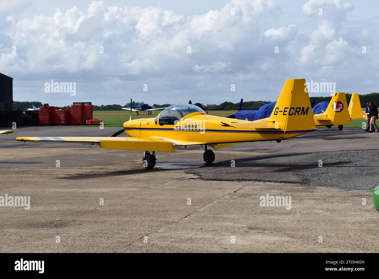 Slingsby Firefly giallo con logo Bose sul lato e registrazione G-ECRM sulla superficie della coda presso l'aeroporto White Waltham Foto Stock
