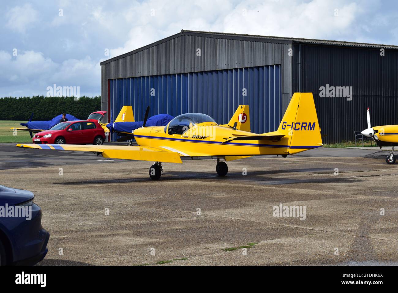 Vista laterale dell'aeroplano giallo Slingsby Firefly con logo Bose sul lato e registrazione G-ICRM sulla superficie della coda presso White Waltham Airfield Foto Stock