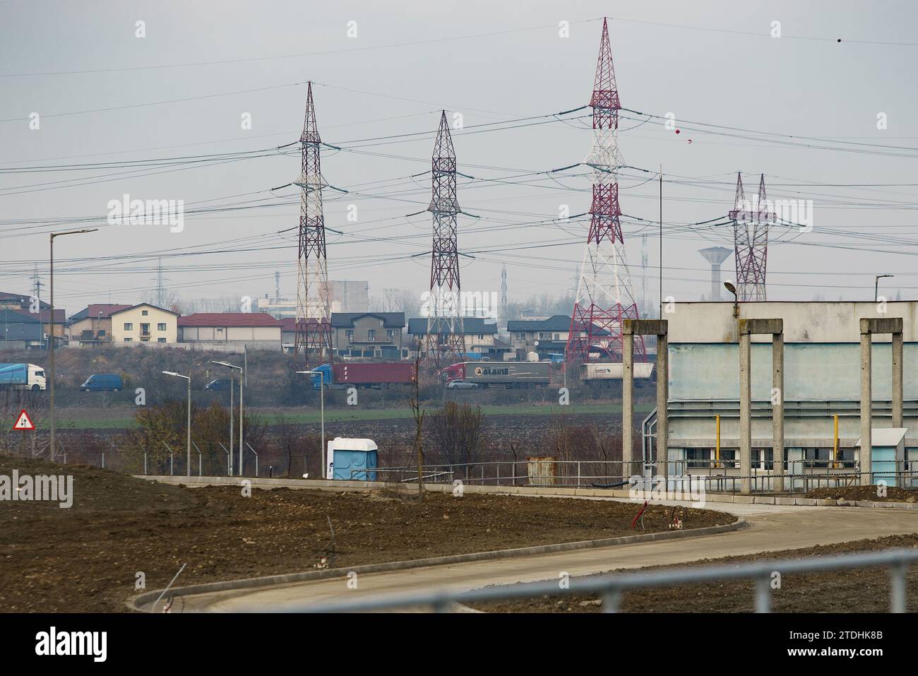 Glina, Romania - 14 dicembre 2023: Poli ad alta tensione della rete di distribuzione elettrica all'ingresso di Bucarest Foto Stock