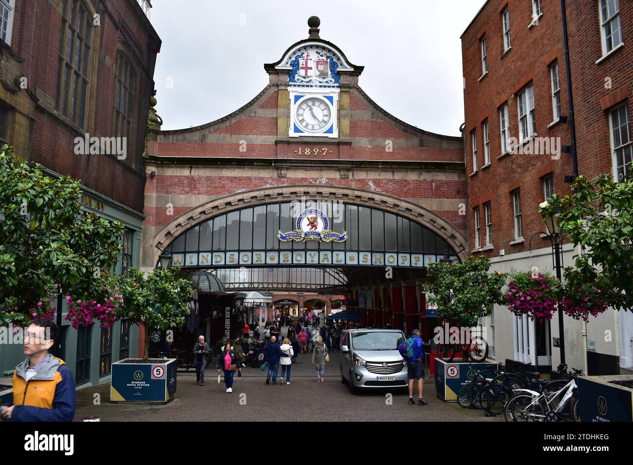 Ingresso est del centro commerciale Windsor Royal Station in una giornata nuvolosa Foto Stock