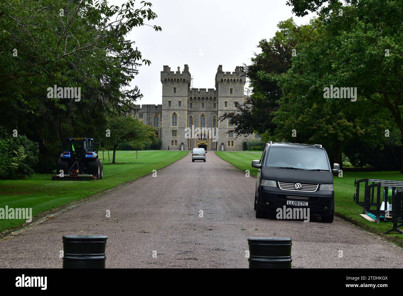 Un furgone grigio che guida lungo la strada che conduce all'ingresso anteriore del Castello di Windsor Foto Stock