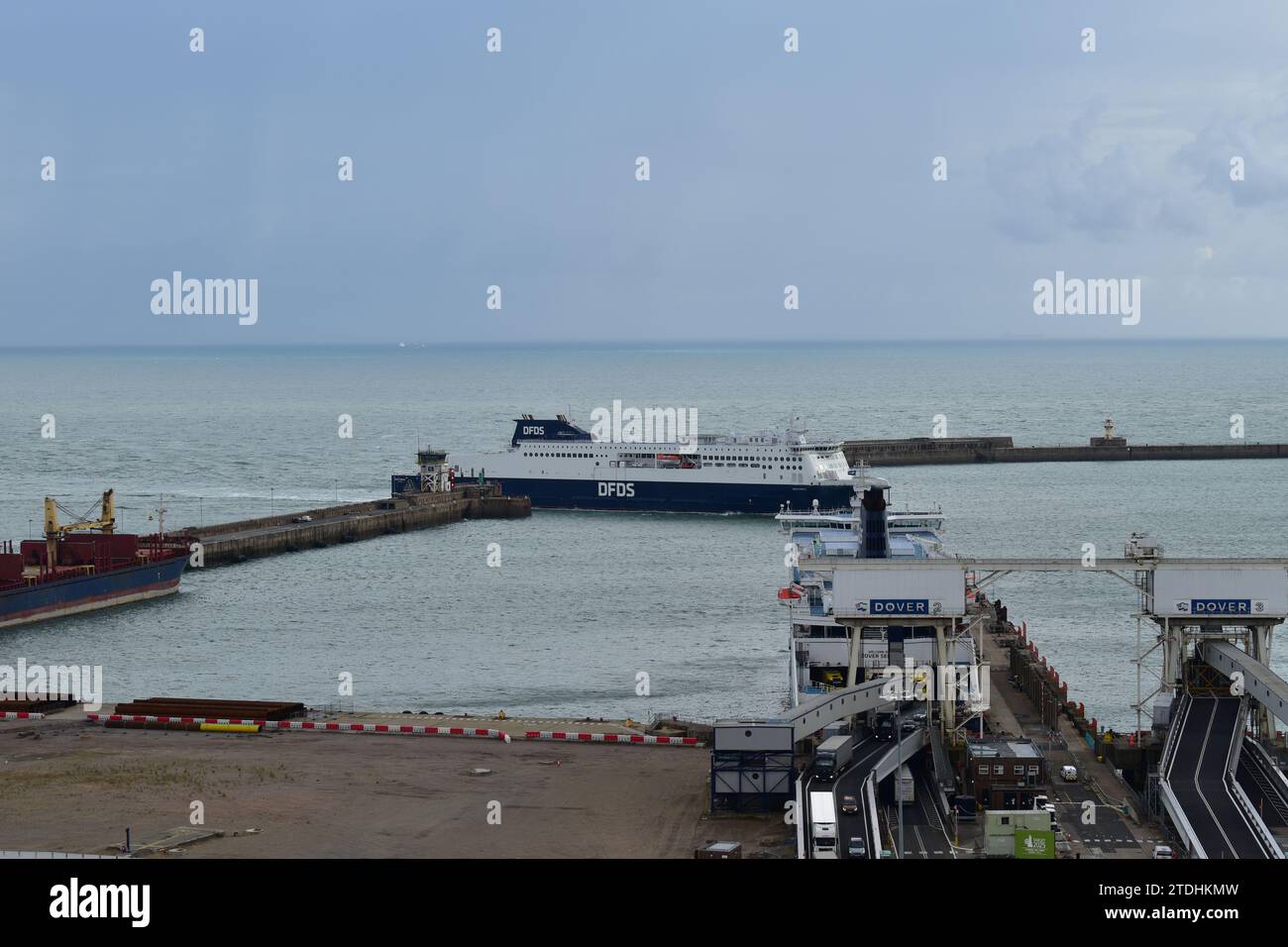 Una nave traghetto della compagnia DFDS che arriva al porto di dover dopo essere salpata da Calais Foto Stock