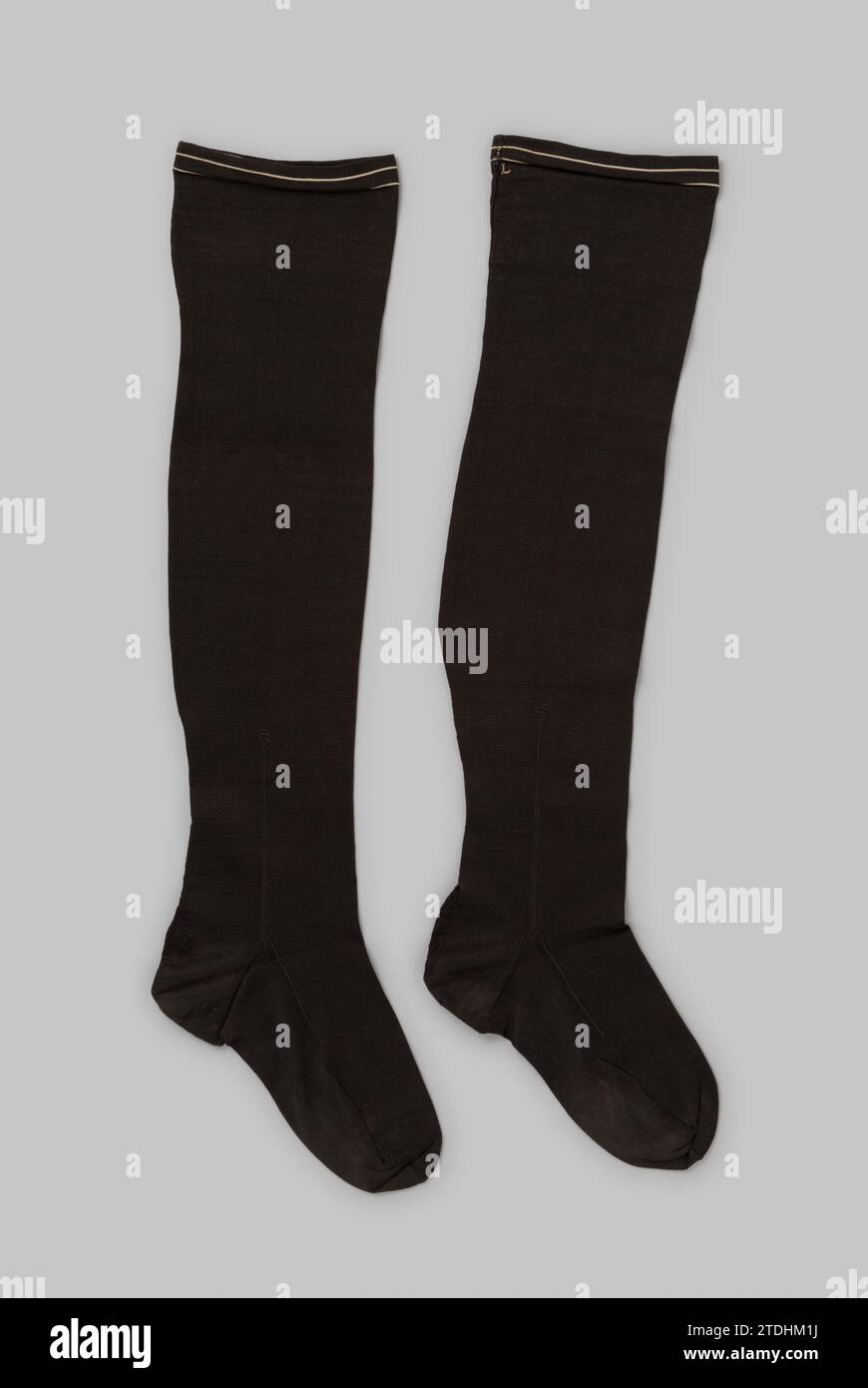 Lati in seta nera con frecce semplici sui suoni, c. 1700 - c. 1800 lati in seta nera con frecce semplici sui suoni. Due strisce bianche lungo il bordo superiore. Cucitura al centro. Paesi Bassi (possibilmente) Whole: Silk. Lavorazione a maglia dei lati in seta nera con semplici frecce sui suoni. Due strisce bianche lungo il bordo superiore. Cucitura al centro. Paesi Bassi (possibilmente) Whole: Silk. maglia Foto Stock