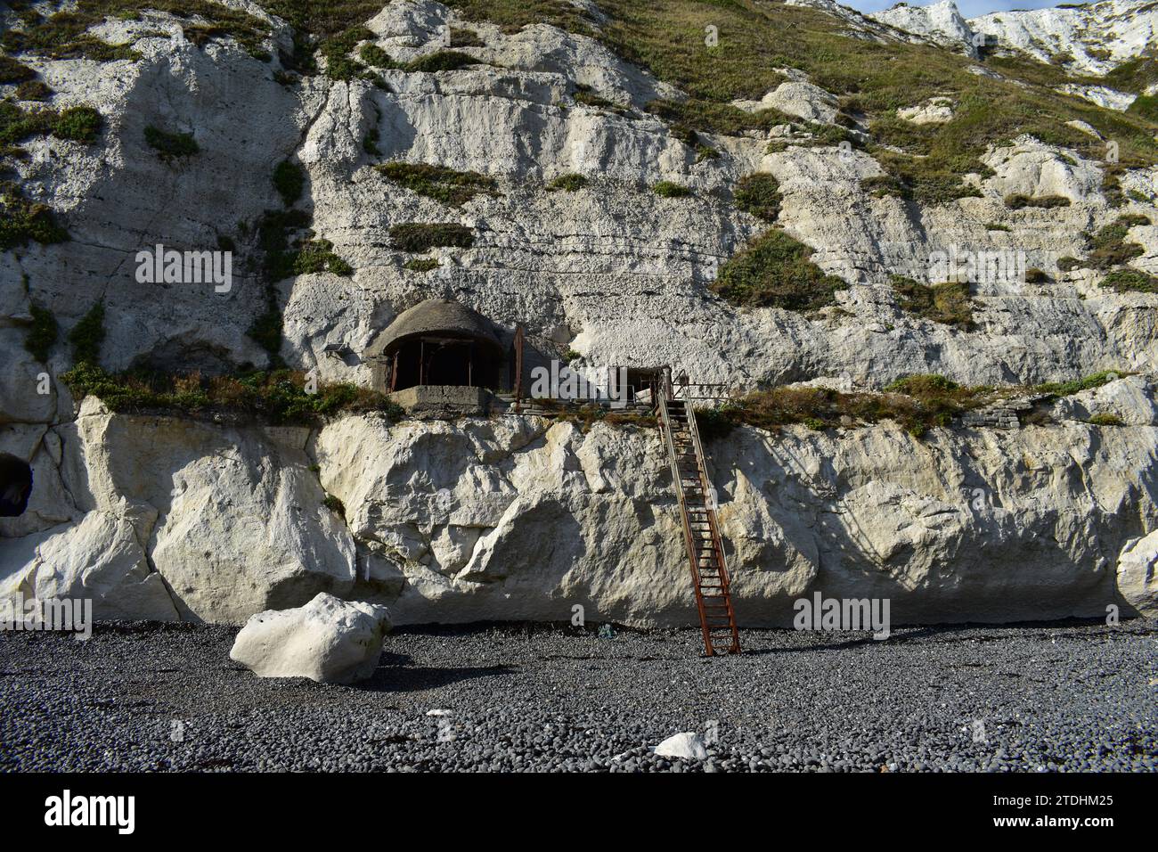 Uscita della grotta con scale in acciaio che conducono alla spiaggia e struttura in cemento armato costruita nella roccia bianca di gesso delle bianche scogliere di dover Foto Stock