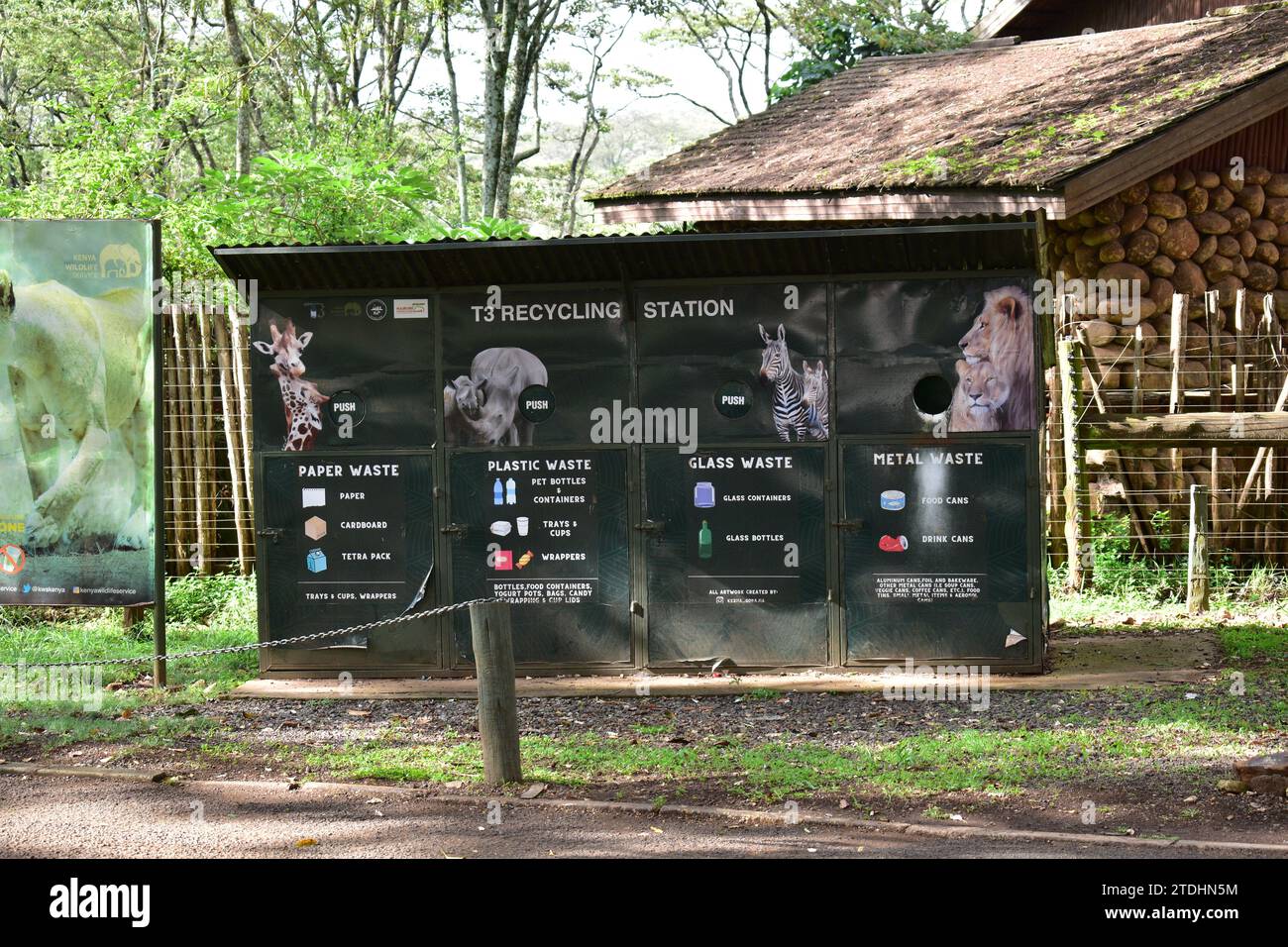 Più contenitori di rifiuti separati in categorie di riciclaggio all'ingresso del parco nazionale di Nairobi Foto Stock