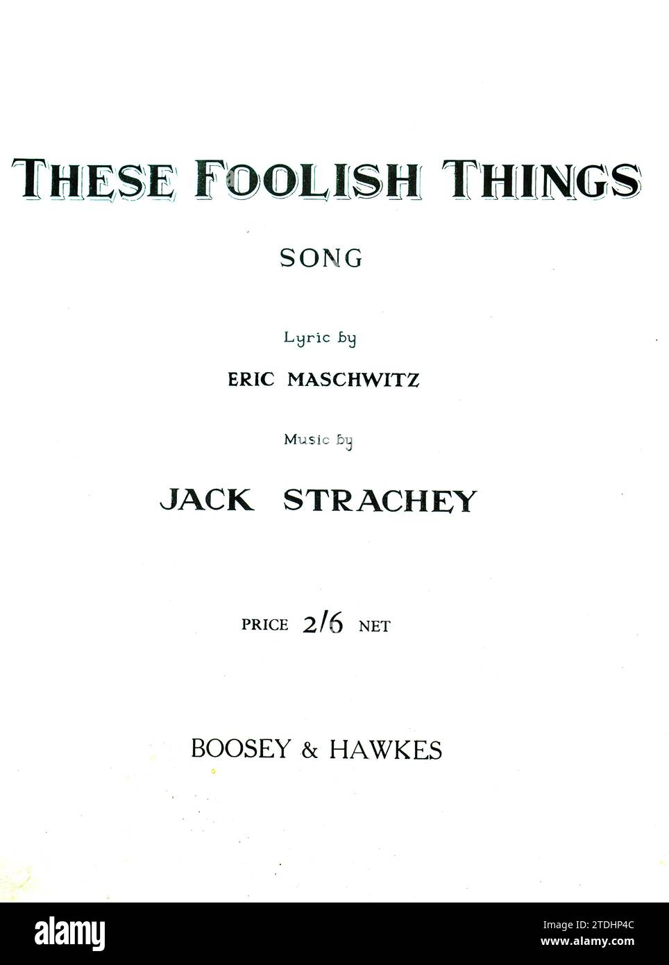 Gli spartiti vintage coprono These Foolish Things, testi di Eric Maschwitz e musiche di Jack Strachey, pubblicati da Boosey & Hawkes, Londra, c.1936. La ballata romantica divenne uno degli standard più amati del Great American Songbook, registrato da artisti come Billie Holiday, Frank Sinatra ed Ella Fitzgerald. Originariamente una composizione britannica, la canzone riflette il sentimentalismo lirico della musica popolare tra le due guerre e il persistente fascino cross-Atlantic sia nel repertorio teatrale che jazz. Foto Stock