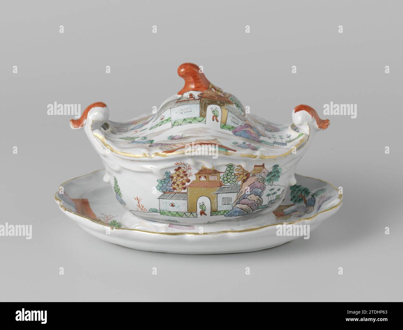 Coperchio, dipinto con paesaggio orientale, c. 1765 - c. 1768 coperchio della flotta di burro. Con Subtotel (A). Decorata multiculturalmente con un paesaggio orientale con rocce ed edifici. Contrassegnato in nero a/ih. Delft. Coperchio della flotta di burro. Con Subtotel (A). Decorata multiculturalmente con un paesaggio orientale con rocce ed edifici. Contrassegnato in nero a/ih. Delft. Foto Stock