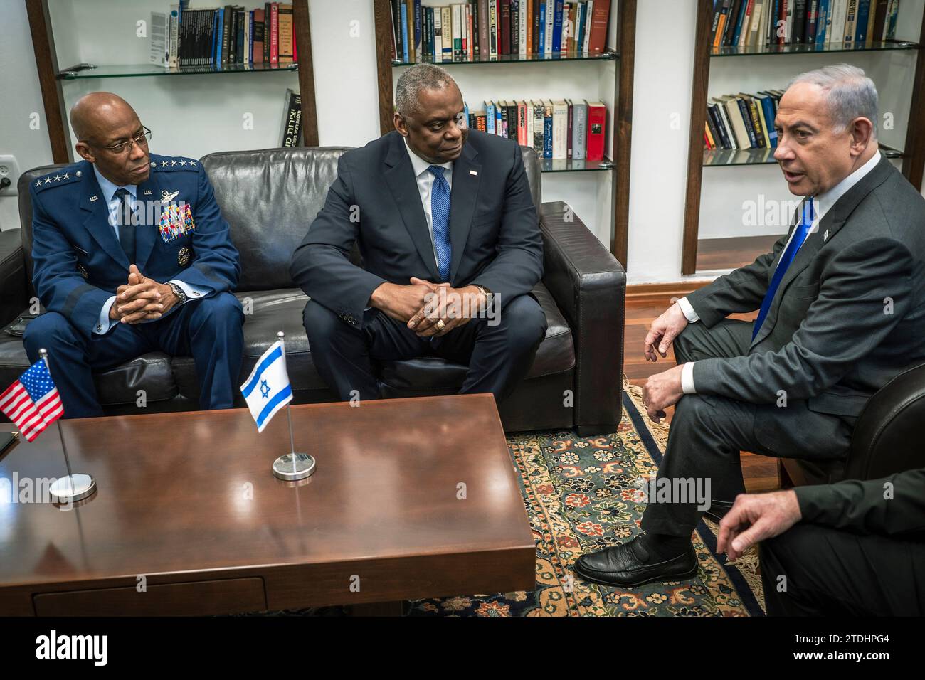 Tel Aviv, Israele. 18 dicembre 2023. Il primo ministro israeliano Benjamin Netanyahu, a destra, commenta durante un incontro bilaterale con il segretario alla difesa statunitense Lloyd Austin, centro, e presidente dei capi comuni generale C.Q Brown, sinistra, 18 dicembre 2023 a Tel Aviv, Israele. Crediti: Chad McNeeley/DOD Photo/Alamy Live News Foto Stock