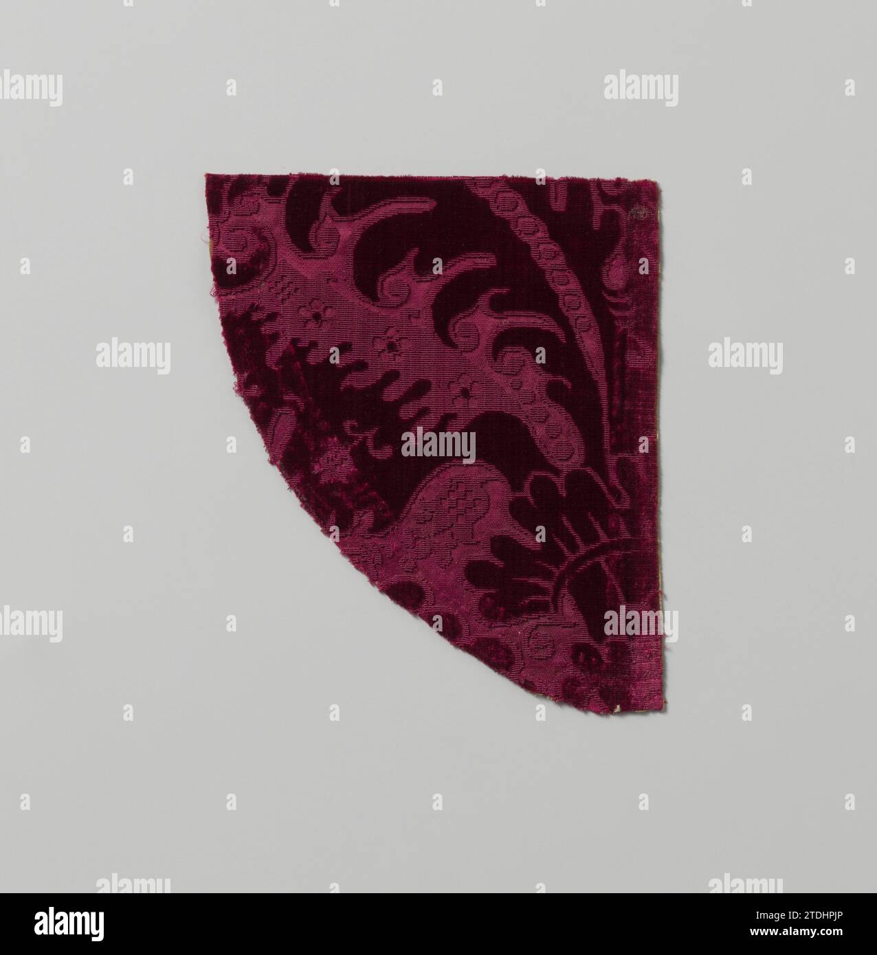 Frammento di seta rossa Luweel e raso, Anonimo, 1700 frammento di seta rossa velluto e raso. Il motivo ha grandi foglie stilizzate in cui piccoli fiori e tra cui rami di fiori. Francia (forse)Italia (forse) seta velluto scalzato Fragment Red seta velluto e raso. Il motivo ha grandi foglie stilizzate in cui piccoli fiori e tra cui rami di fiori. Francia (possibilmente)Italia (forse) seta cesellata di velluto Foto Stock