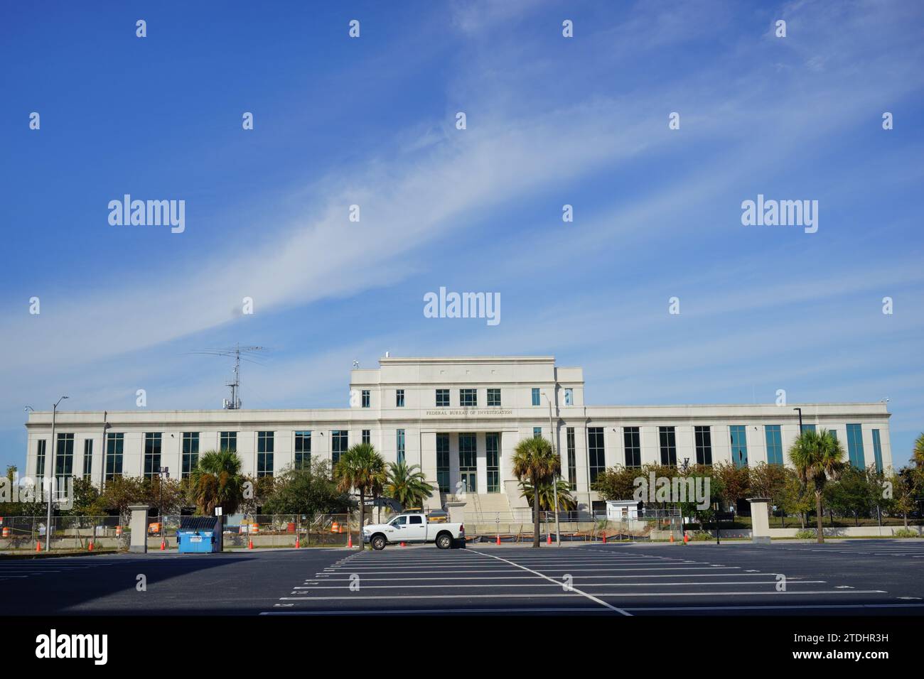 Presenza federale: L'edificio dell'FBI a Mobile, Alabama, sotto un ampio cielo blu, simboleggiante la legge e l'ordine. Foto Stock