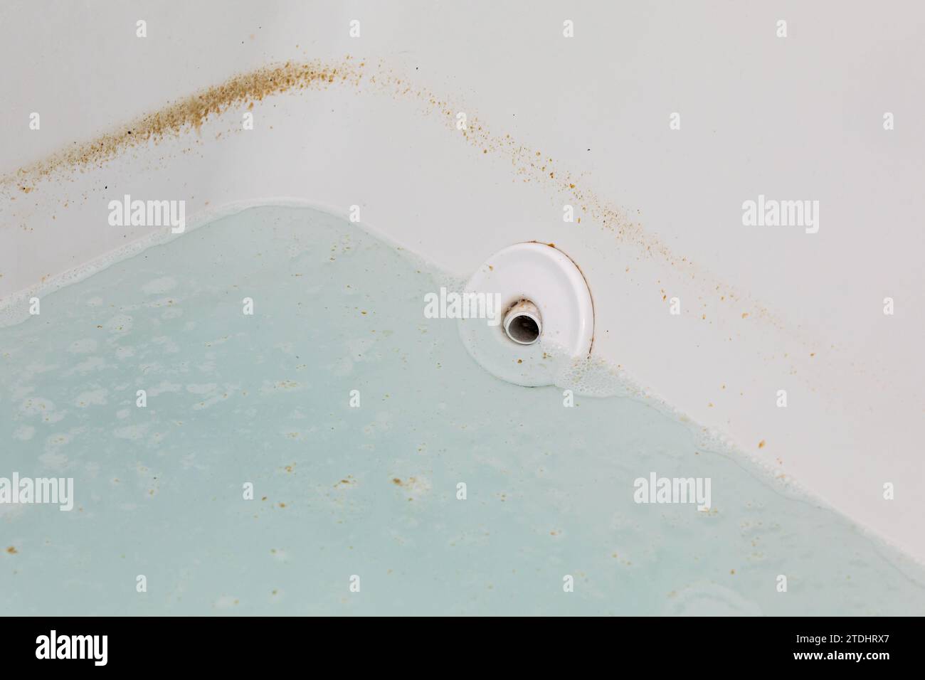 Vasca idromassaggio o vasca idromassaggio con acqua sporca. Faccende domestiche, pulizia del bagno e servizio di pulizia. Foto Stock